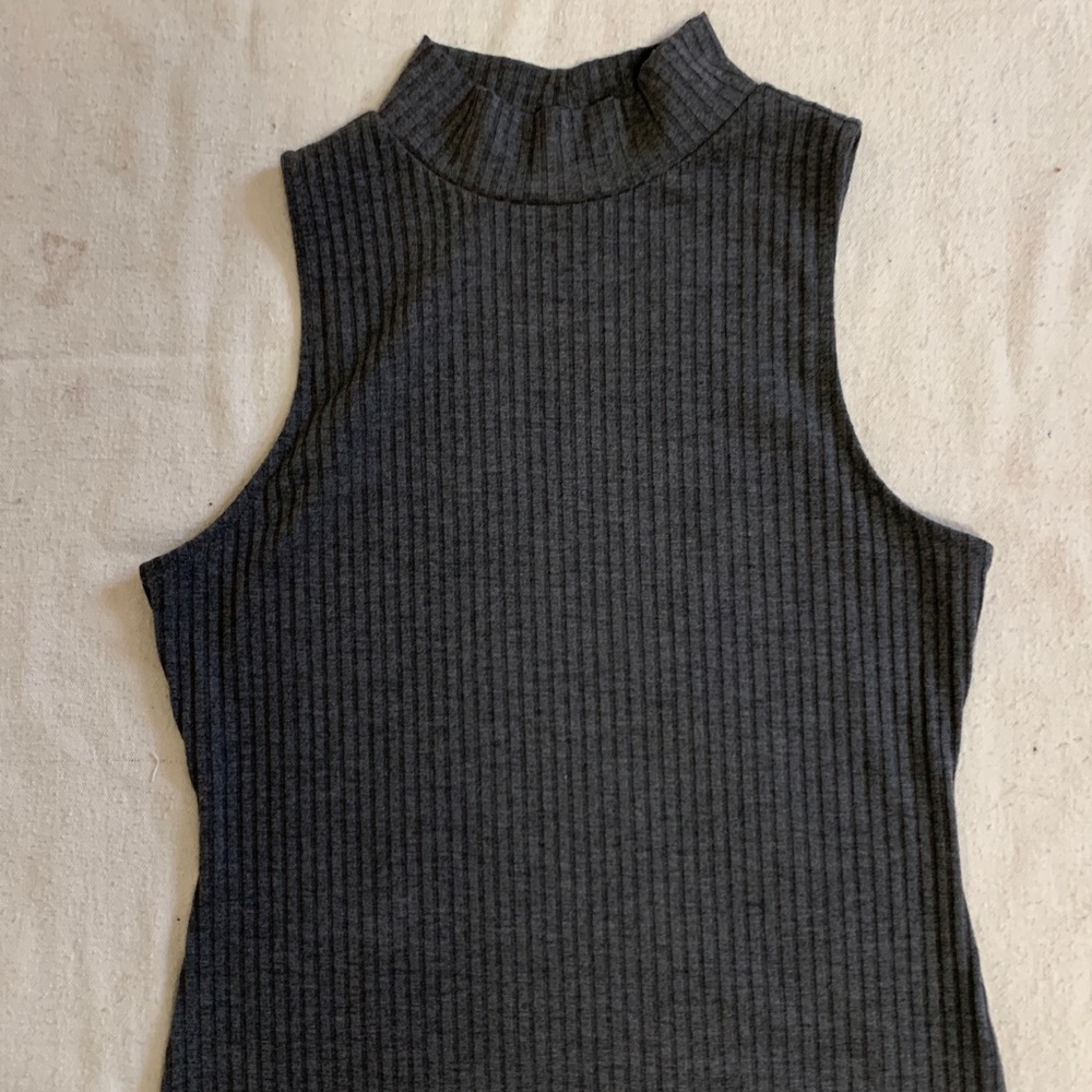 Arizona jeans sleeveless turtleneck. Gray. L